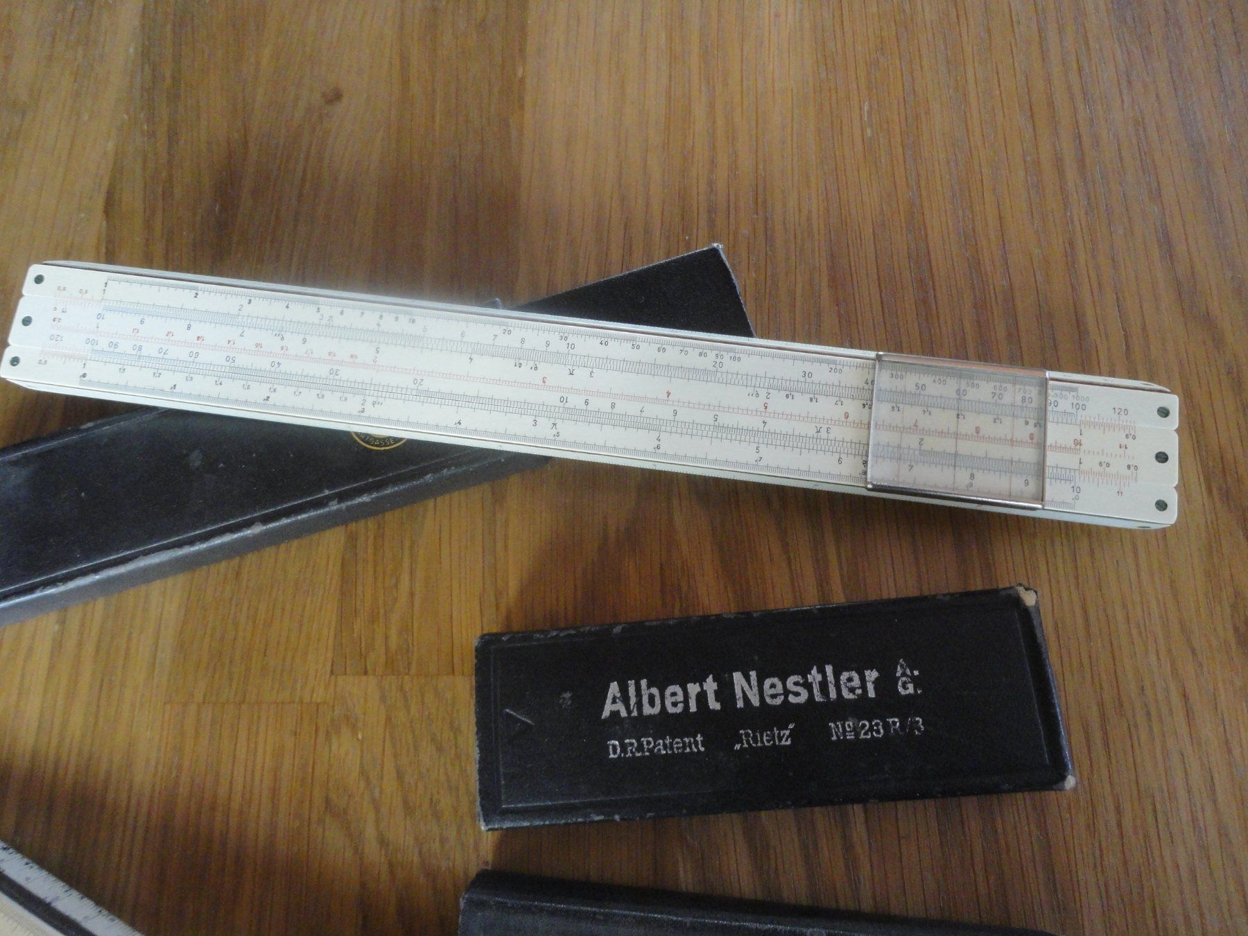 Calculatrices: Zwei Rechenschieber Holz mit Etui – D'occasion à Gelterkinden par Gimbo2 2