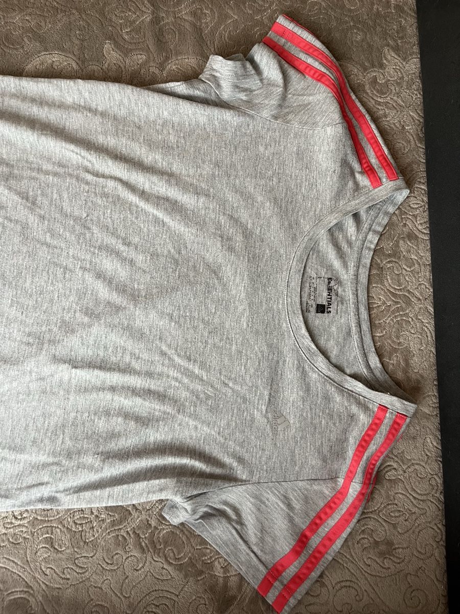 Adidas T-shirt: T shirt gris – Usato da Genève venduto da soraia.simao 1