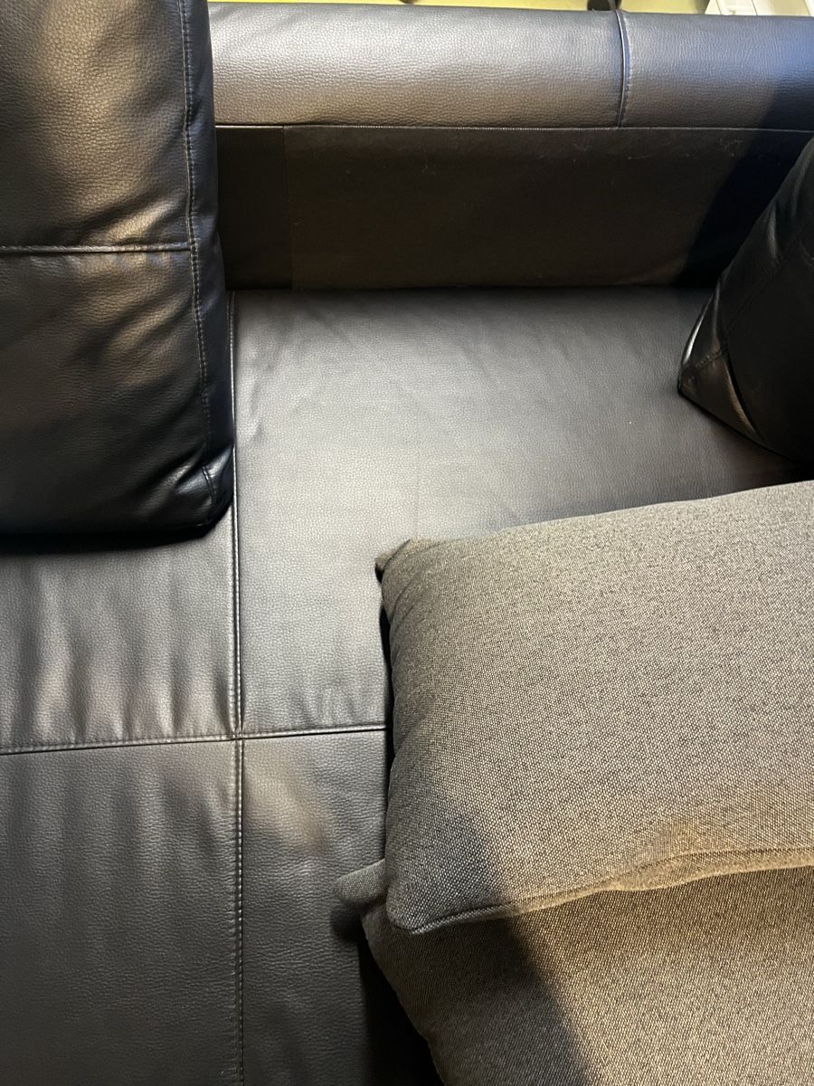 Sofas: Bettsofa mit Hocker, schwarz, Kunstleder. – Gebraucht aus Aesch BL von pat_p9cm 4