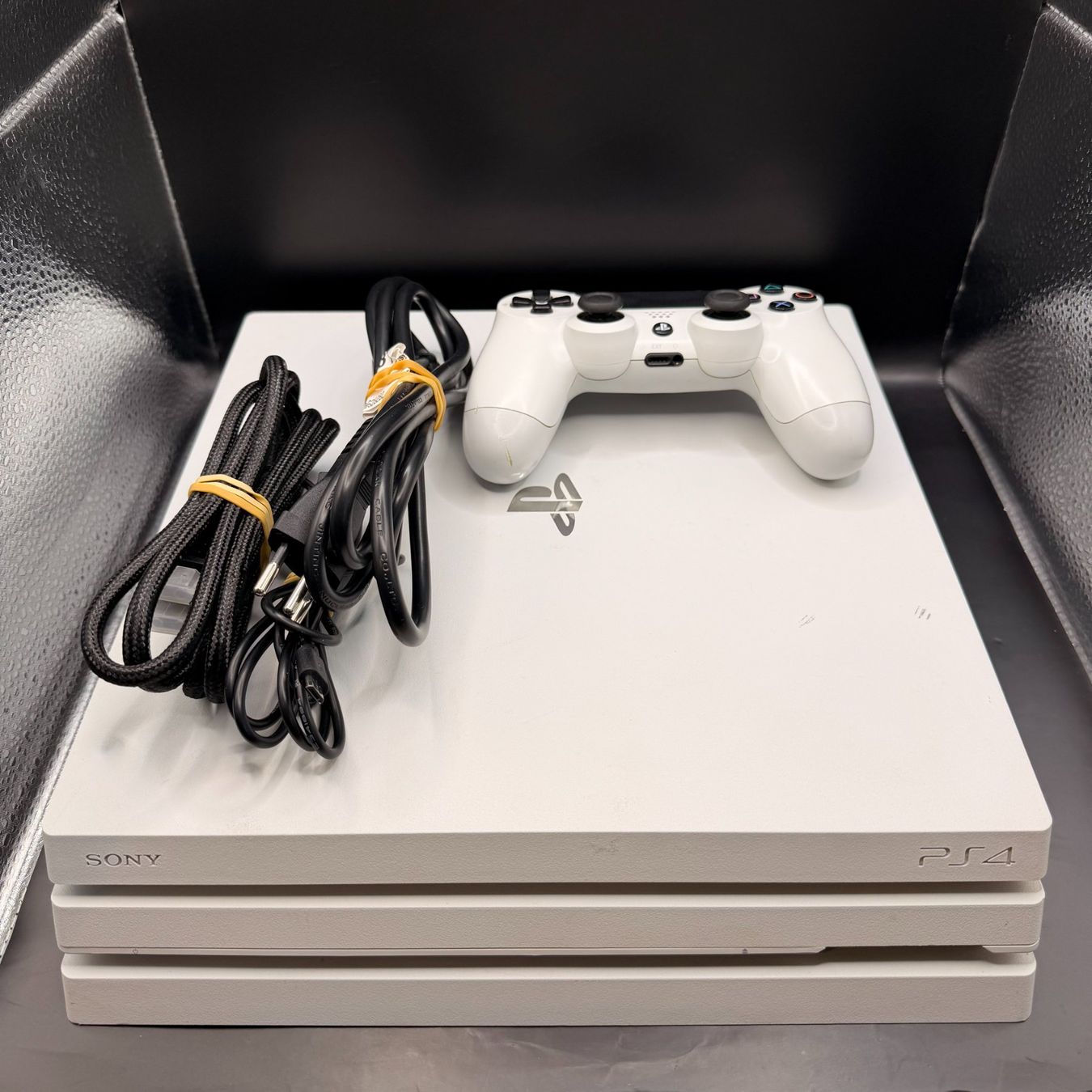 Sony Consoles: Playstation 4 Pro 1TB Weiss – D'occasion à Düdingen par Nerdworld