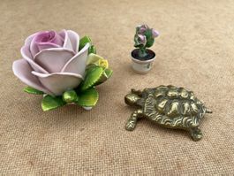 2 schöne Porzellan Blumen und 1 Messing Schildkröte