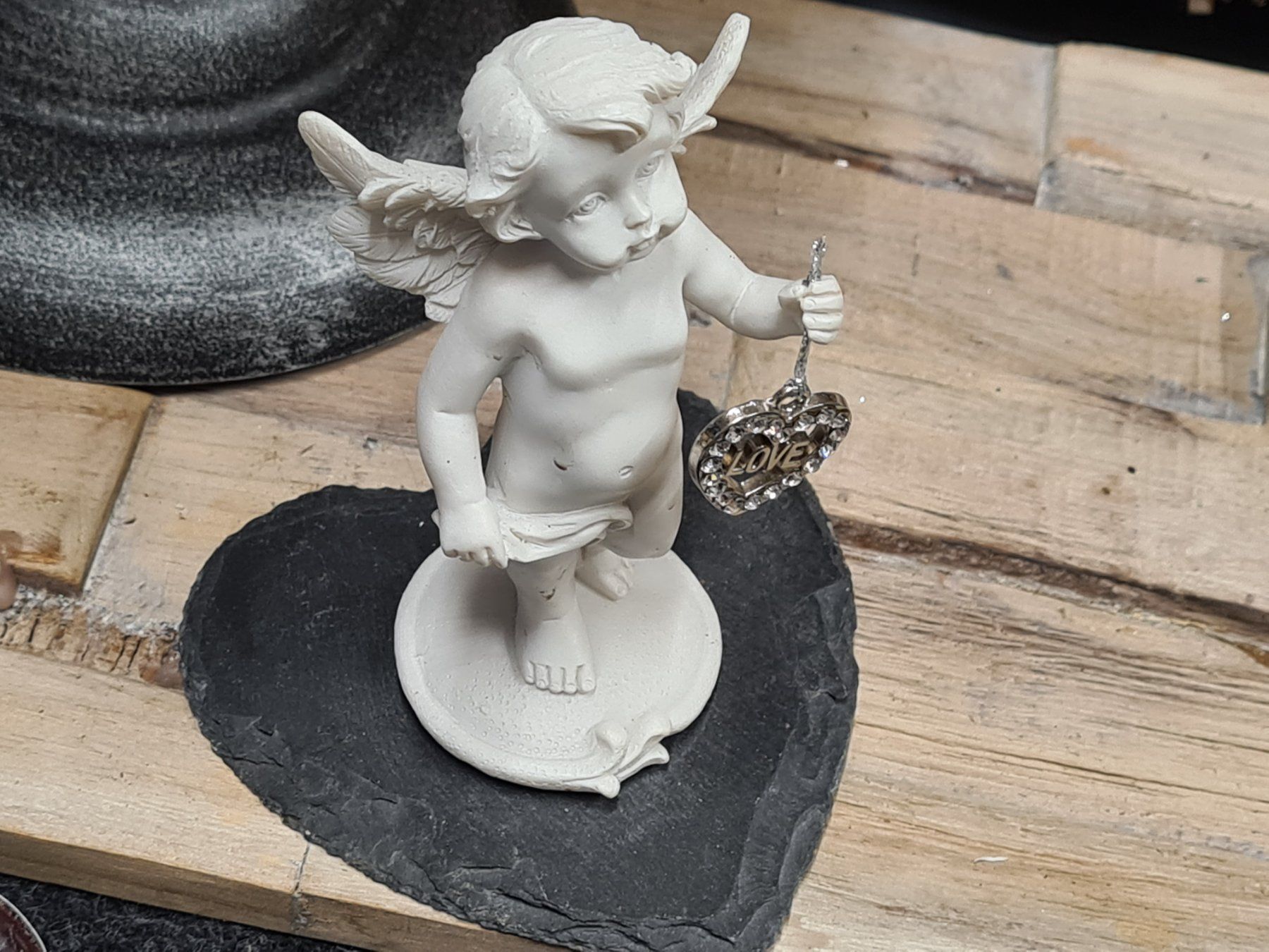 Statuette: Engel auf Schieferstein Herz, ca.H 14cm – Usato da Amriswil venduto da kleindeko 1