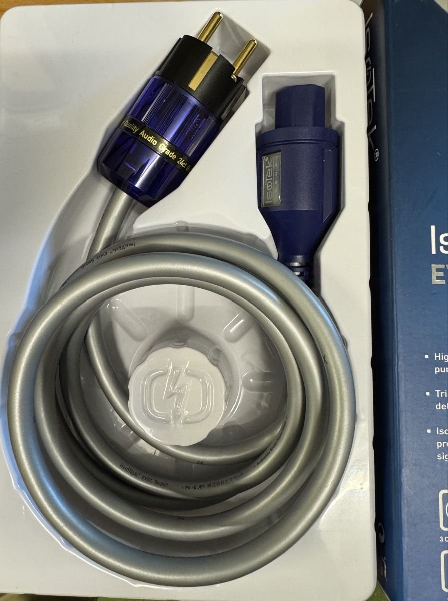 Isotek Cavi: Netzkabel IsoTek EVO3 Sequel 2.0 Meter neu – Nuovo e nell'imballaggio originale da Ebertswil venduto da audivero 1