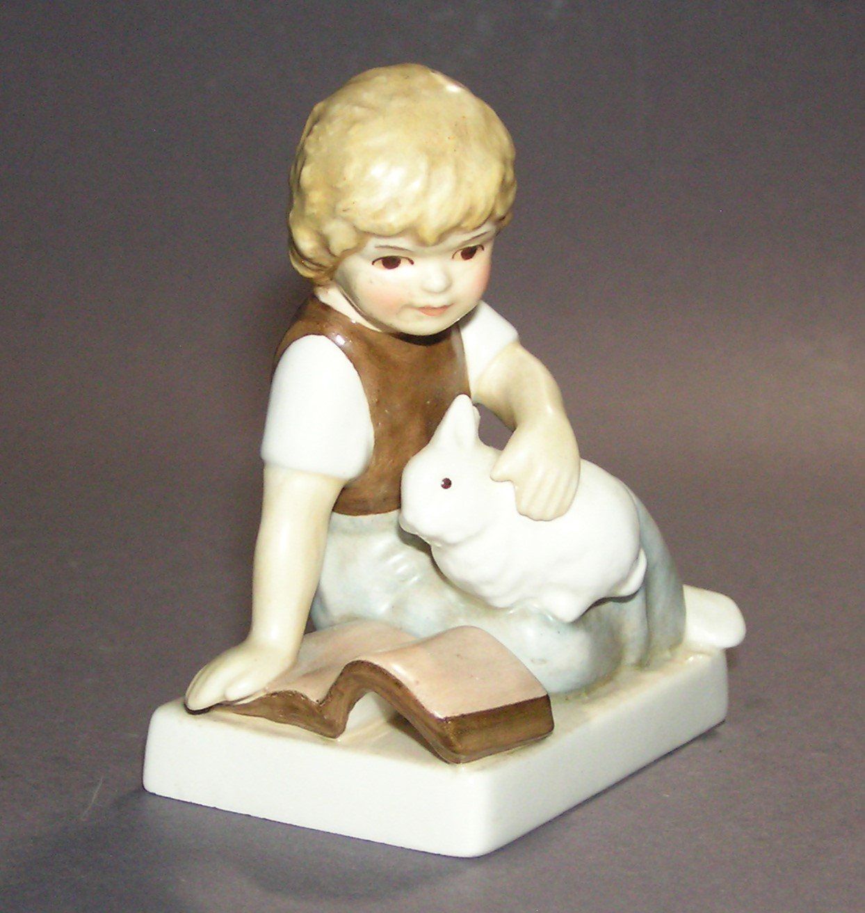 Statuette: GOEBEL FIGUR MÄDCHEN MIT HASE 1984 – Usato da Grenchen venduto da Antique-hunter 5