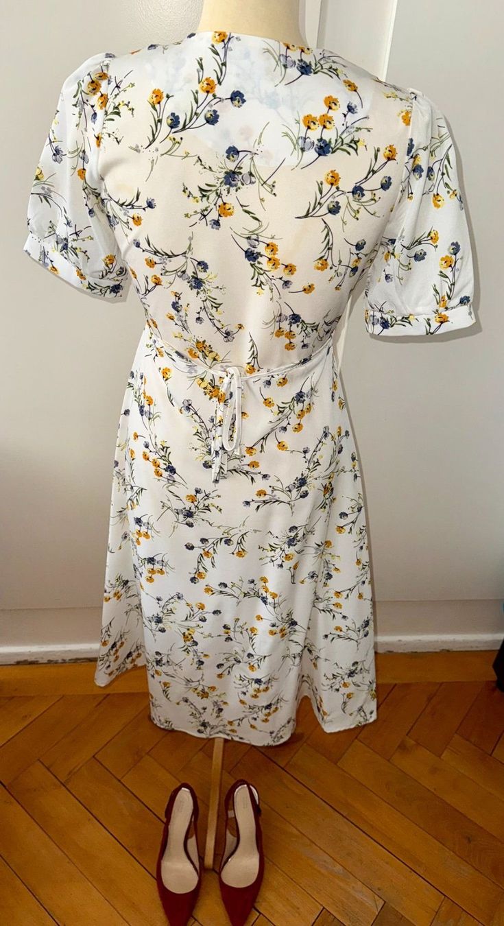 Kleider: Robe d'été fleurie blanche – Neu (gemäss Beschreibung) aus Le Locle von tchanatakoua 3
