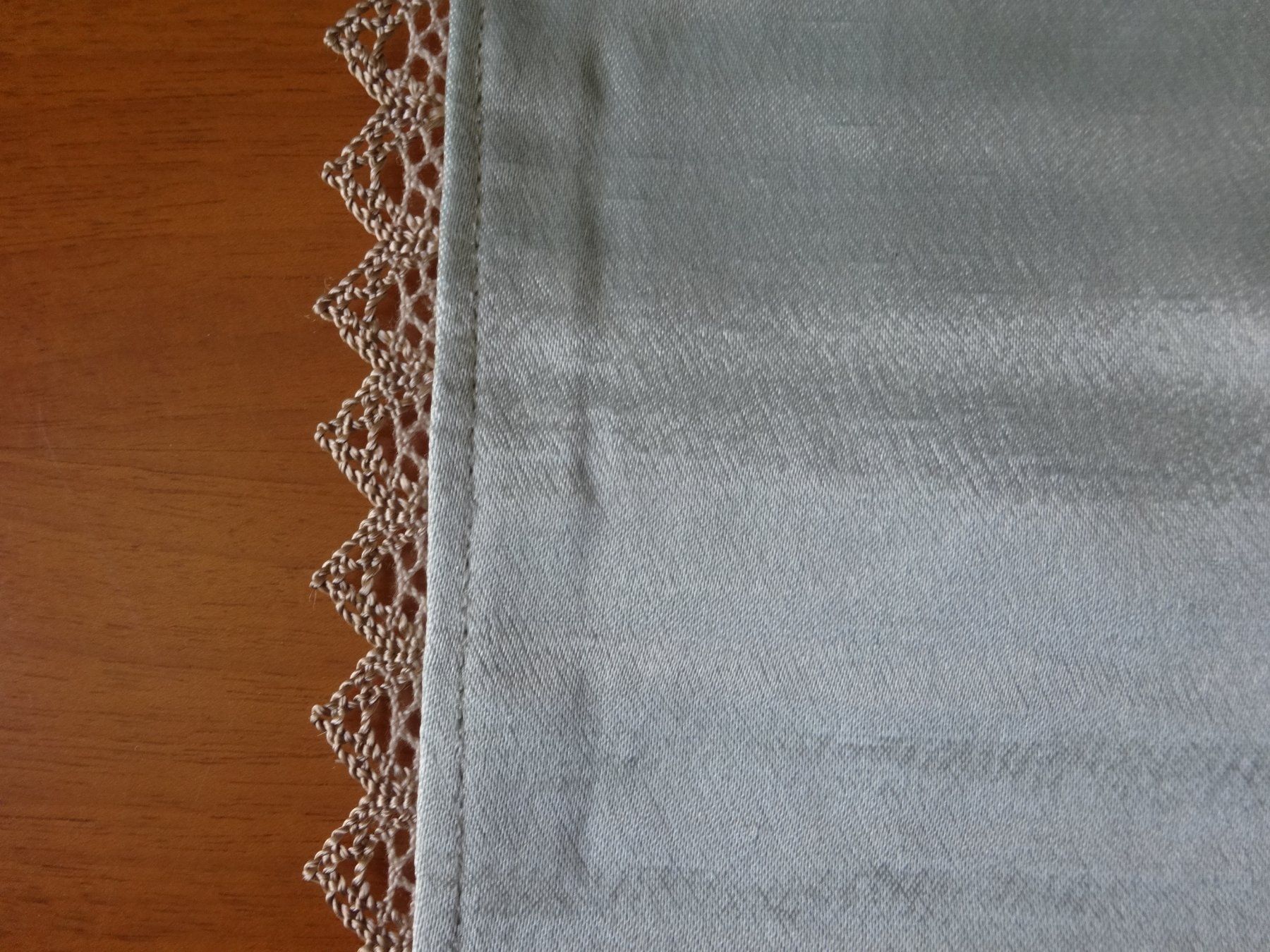 Toutes les décorations: Grand napperon en satin – Neuf avec emballage d'origine à Biel/Bienne par milamila02
