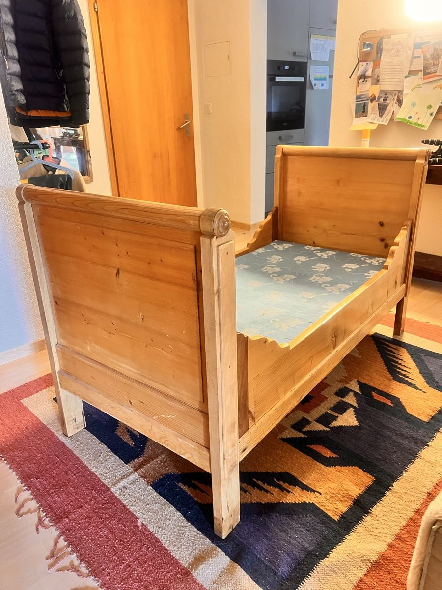Betten: Kinderbett antik Holz – Gebraucht aus Davos Glaris von Marryon