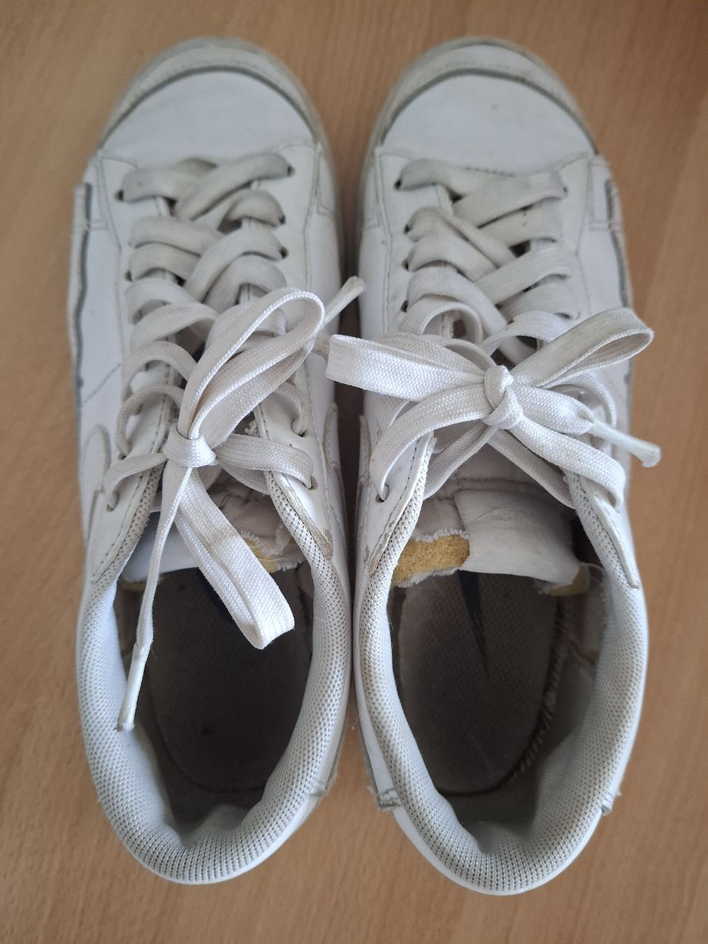 Nike Chaussures filles: Baskets Nike blanches t.36 – D'occasion à givisiez par odilev 1