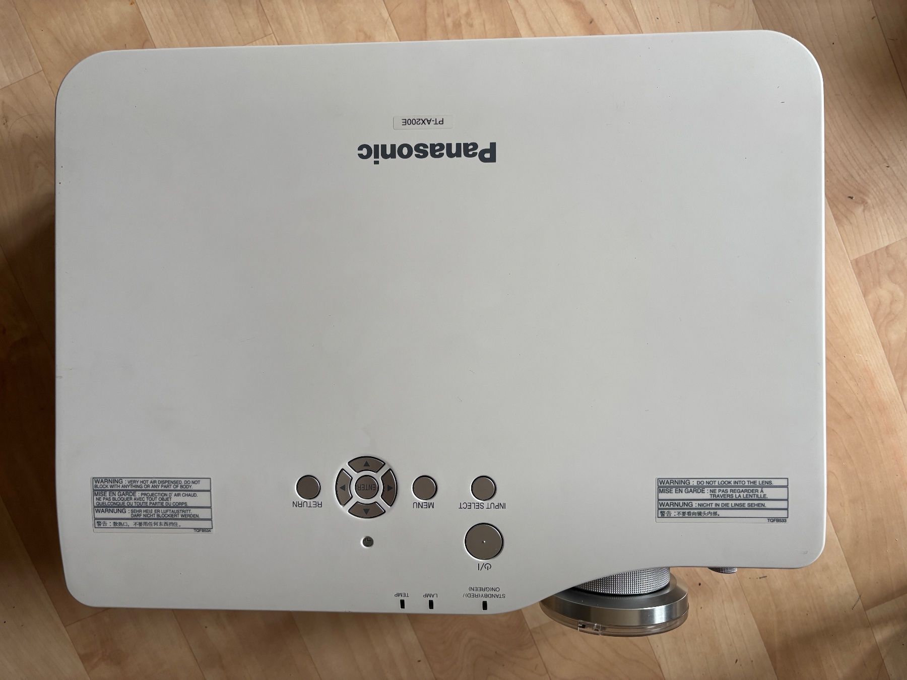 Panasonic Proiettori: Beamer PT-AX200E inkl. grosse Leinwand – Usato da Schwyz venduto da stadtundland