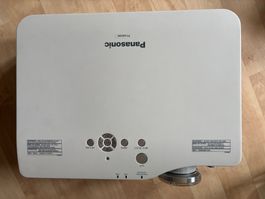 Beamer PT-AX200E inkl. grosse Leinwand