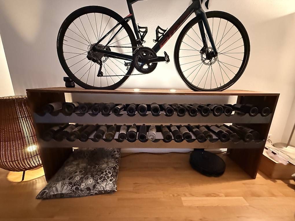 Regale: Weinregal mit Fahrradhalterung – Gebraucht aus Galgenen von barbara_b 1