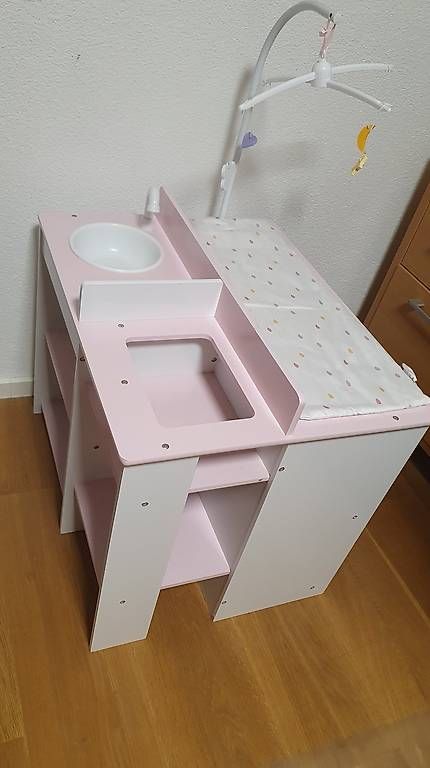 Jouets: Puppen-Wickelkommode rosa mit Mobile – D'occasion à Bellikon par Fcim