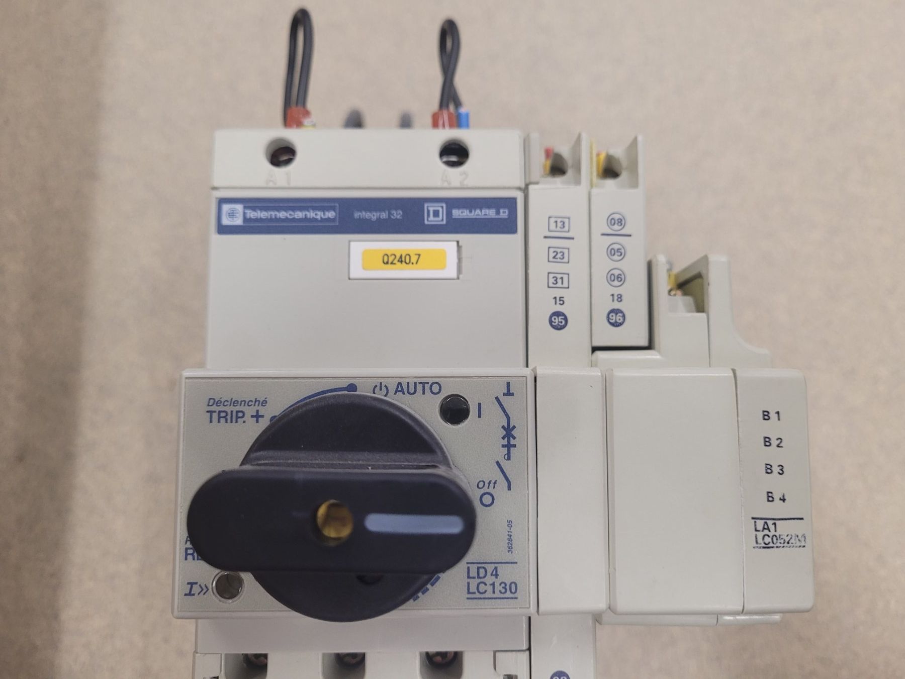 Interruttori: Telemechanique Integral 32 / LB1 LC03M – Usato da Vitznau venduto da Night-Fire 6