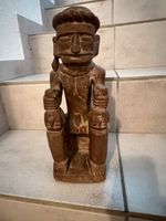 Holzfigur handgeschnitzt sitzende Darstellung braun
