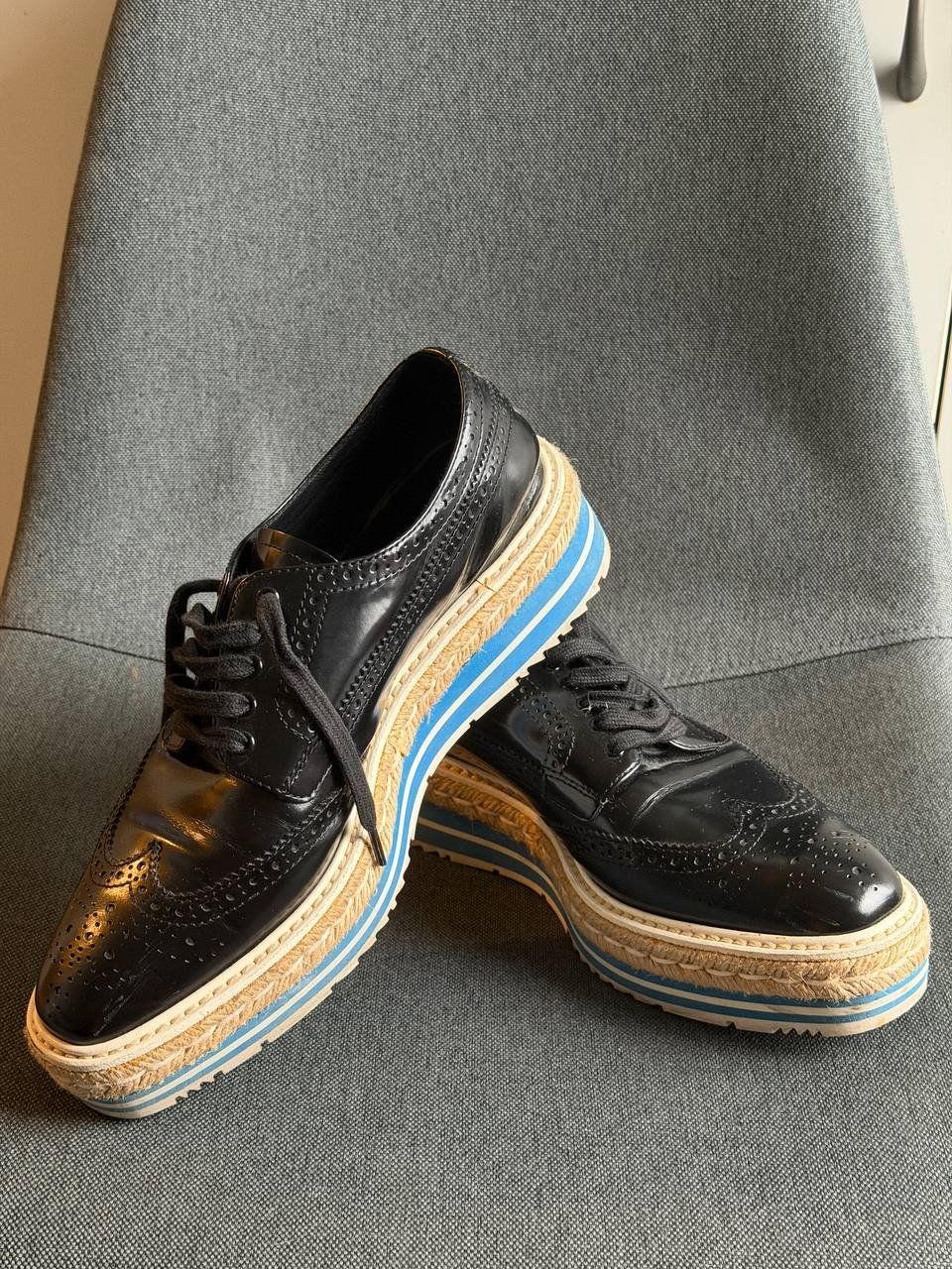 Prada Scarpe da donna: Chaussures Derby compensées Prada Wingtip en cuir – Usato da Cologny venduto da Nayiri