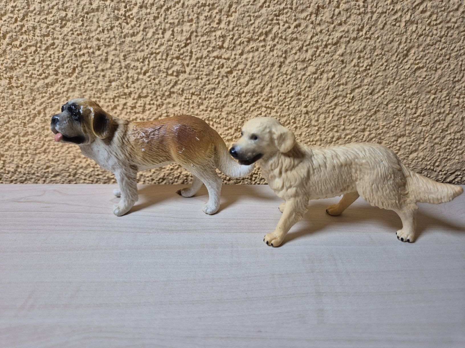 Bullyland Statuette: Bully Figuren Golden Retriever & Bernhardiner – Usato da Utzenstorf venduto da Oddy