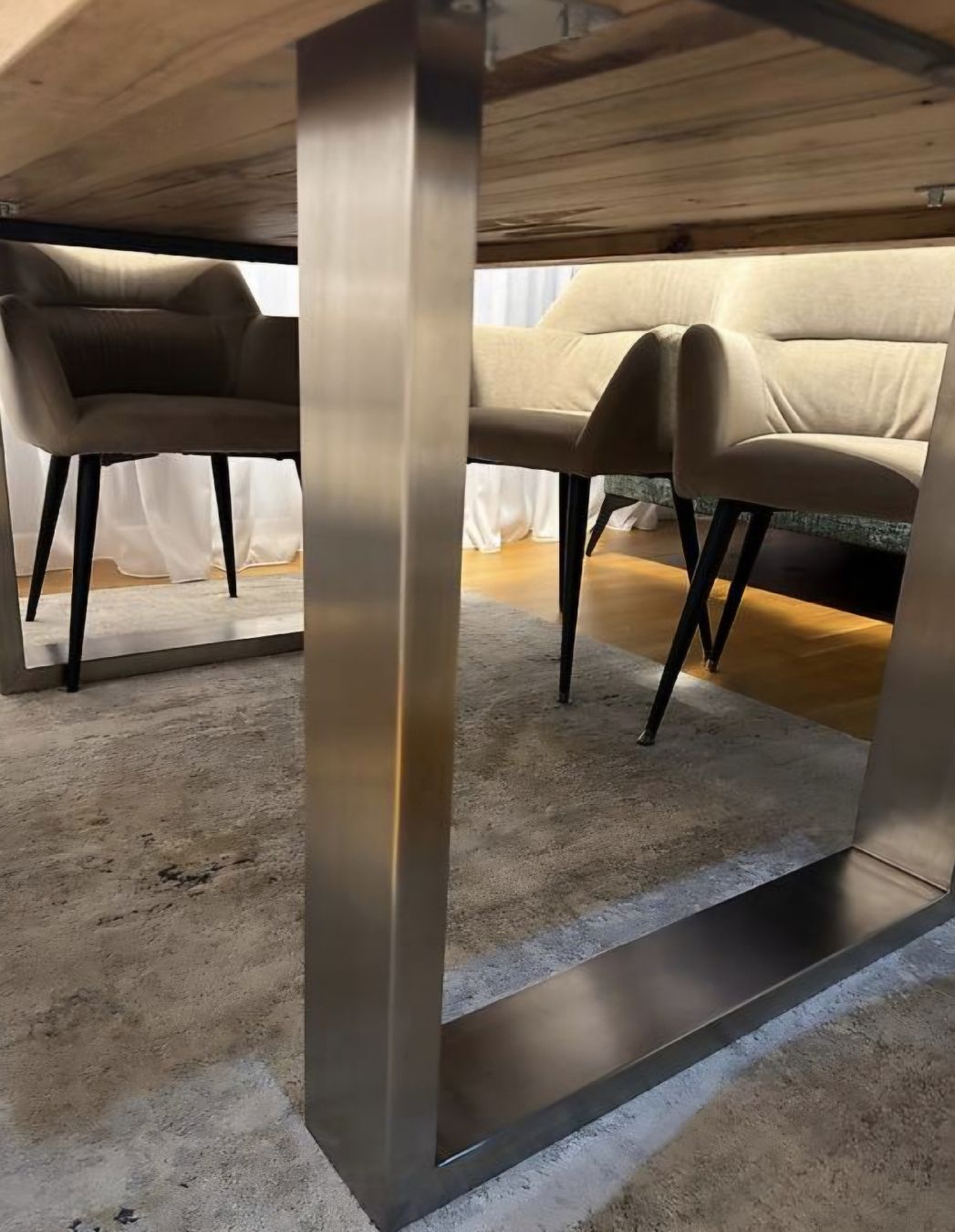 Tavoli: Massiver Eichentisch mit Edelstahlgestell – Usato da Dulliken venduto da Undercover 1