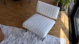 Weisser Stoff-Sessel mit bronzefarbenen Akzenten