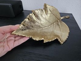 Schale in Blattform golden