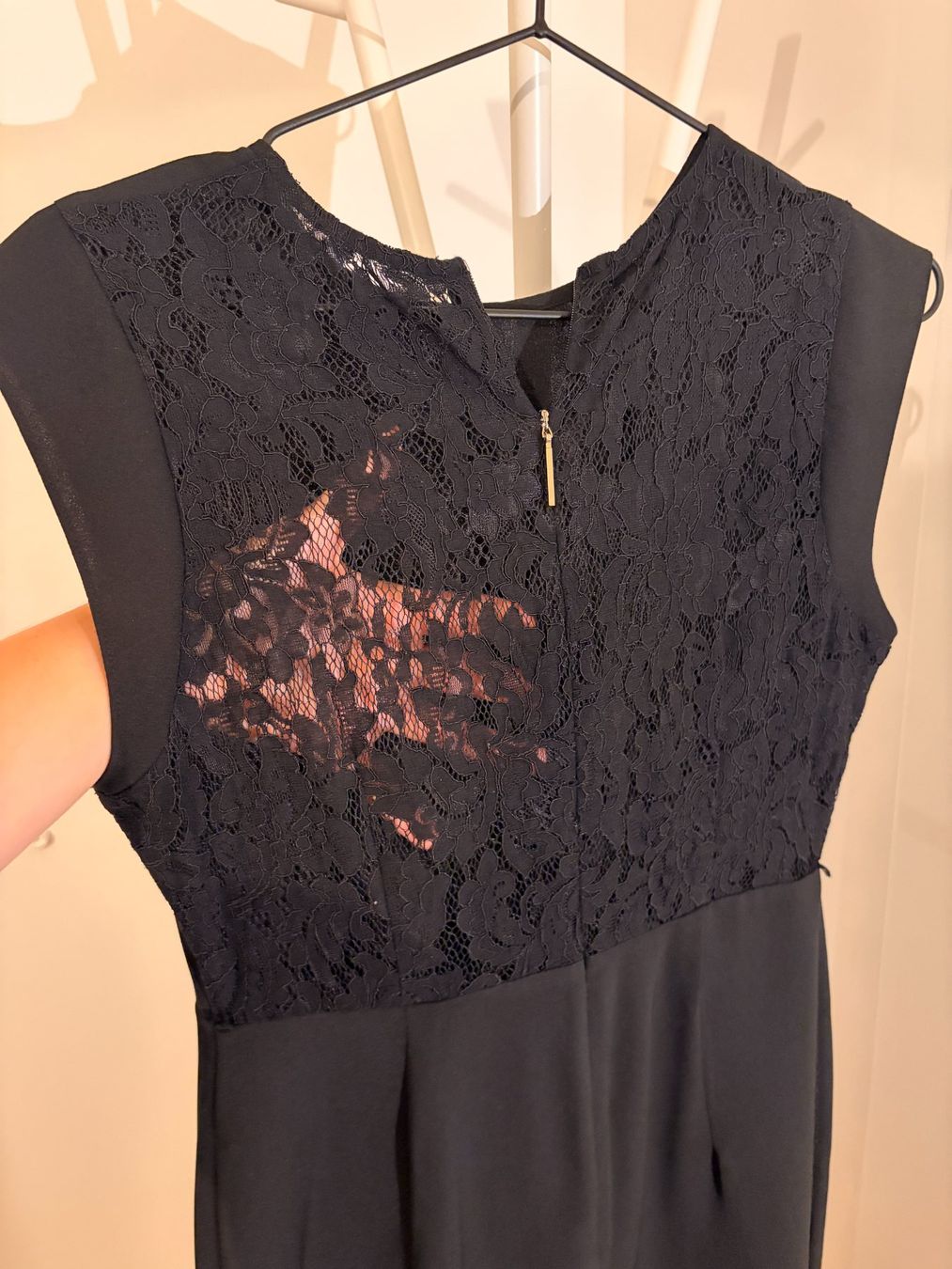 Kleider: Schlichtes schwarzes Kleid mit Spitzenrücken – Gebraucht aus Zürich von nic_fpp9 2