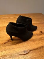 Schwarze Stiefeletten mit Absatz und pinker Sohle, Grösse 39