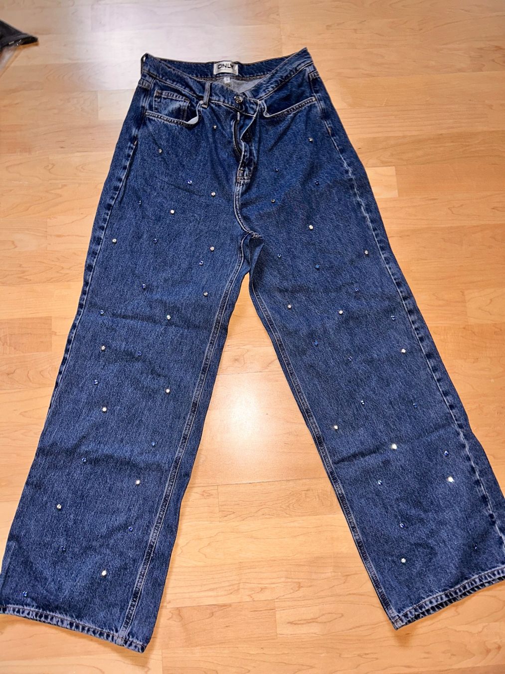 Only Jeans: Strass-Jeans im 90er Stil, 40, by Only – Usato da Schwyz venduto da Maerzetuepfli