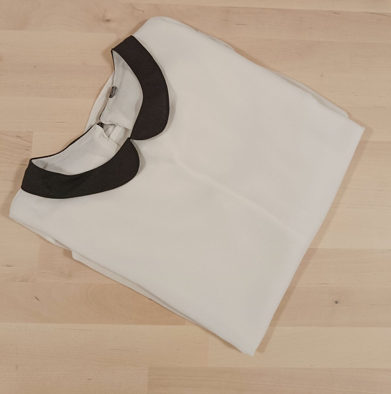 Camicette: Weisse Bluse mit schwarzem Kragen | Grösse M – Usato da Zürich venduto da Atelier.Second 4