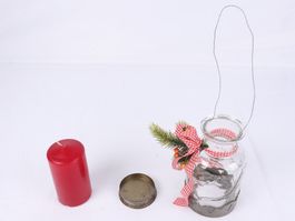 Weihnachtliches Windlicht mit roter Kerze im Glas