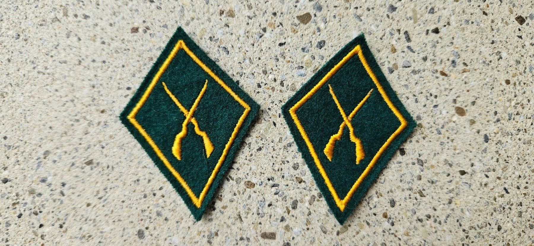 Schweizer Armee Plaketten & Abzeichen: *** Kragenspiegel / Kragenpatten *** – Gebraucht aus Riedholz von fr_sIruP