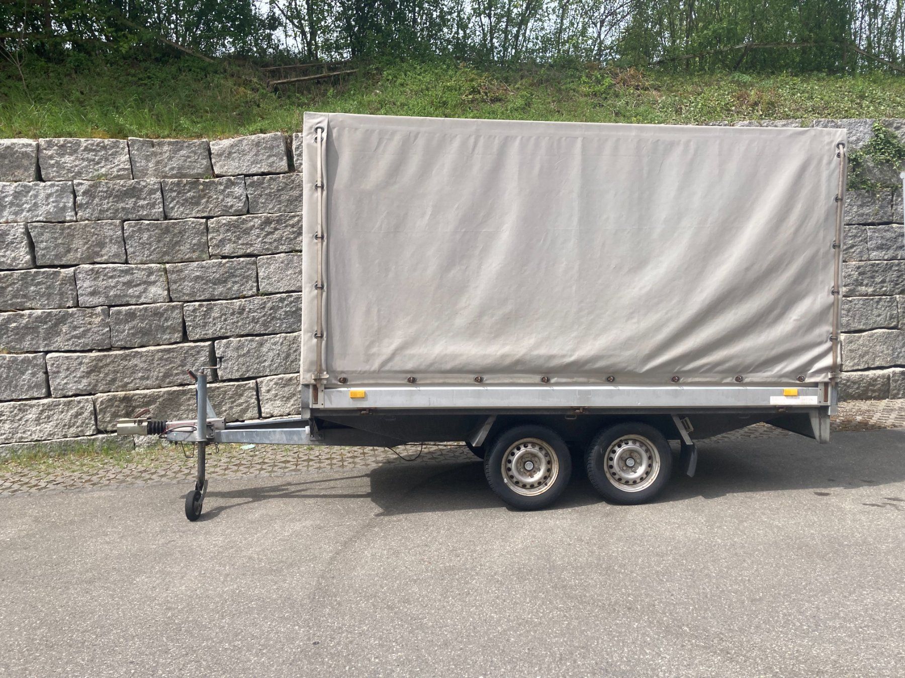 Humbaur Rimorchi: Humbaur HT 2000 Hochlader mit Blachenaufbau – Usato da Oberhasli venduto da hika8156
