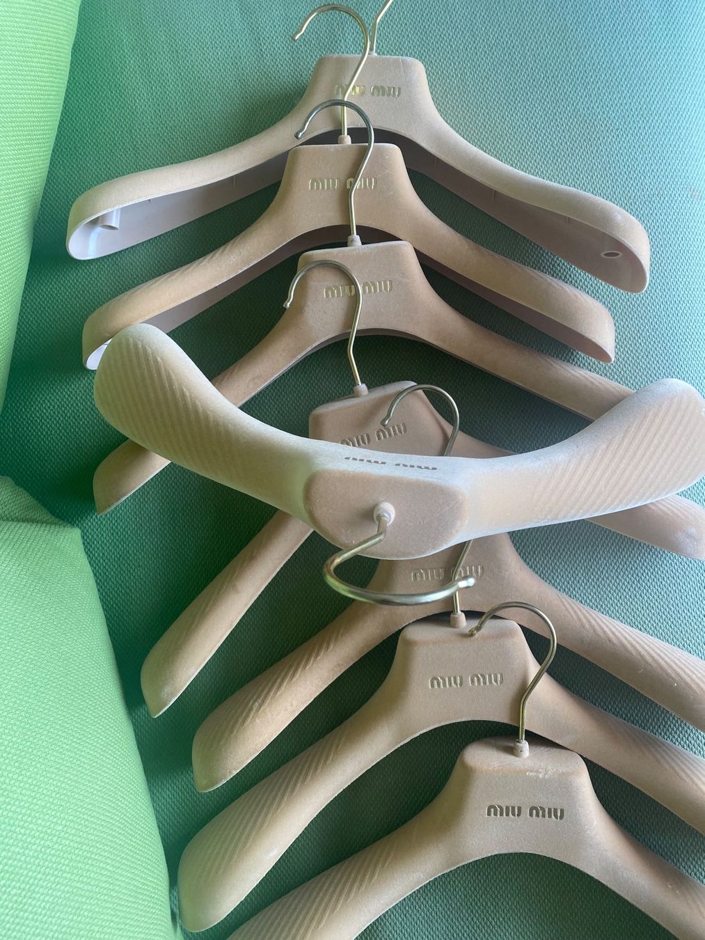 Appendiabiti: 8 Ceintres MiuMiu – Usato da Basel venduto da Maria-Alexa 3