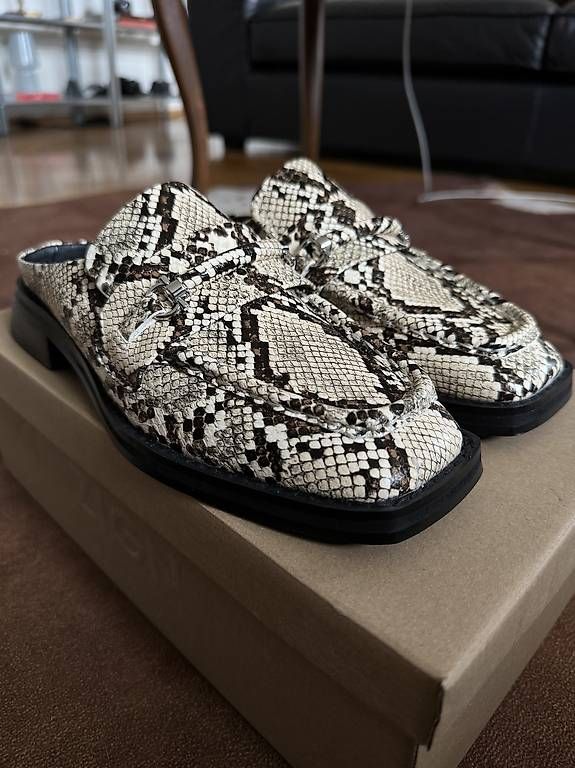 Scarpe da donna: Mules motif serpent en cuir beige – Nuovo e nell'imballaggio originale da Ollon VD venduto da MusiqueAddict 1