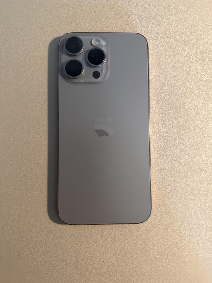Apple Telefoni cellulari / Smartphones: iPhone 15 Pro Max - mit 5 Handyhüllen – Usato da Niederuzwil venduto da Lisascloset