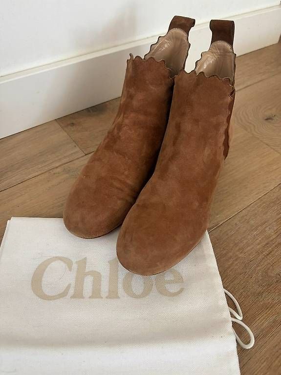 Scarpe da donna: Bottines marque Chloé en daim camel  Taille 36,5 – Usato da Vandoeuvres venduto da brunschwick