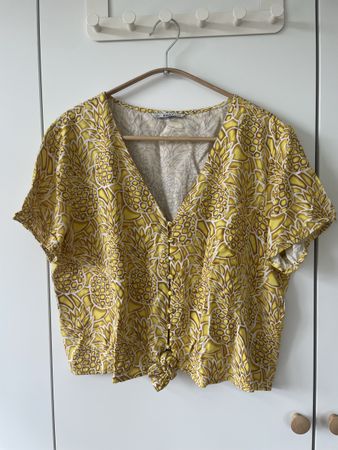 ONLY Bluse / Shirt gelb-weiss gemustert mit Ananas – Gr. 40