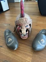 Maske und Holzschuhe Grösse 48 bemalt Zustand gut