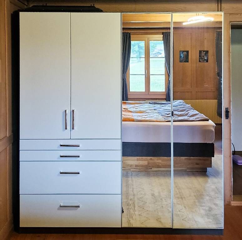 Armadi: Drehtürenschrank /Kleiderschrank – Usato da Rüderswil venduto da Lotti9 1