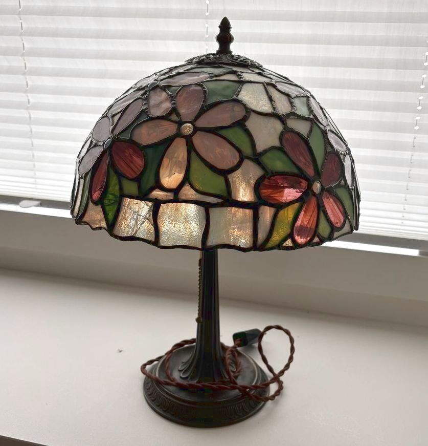Tiffany & Co. Lampade: Originelle Tischlampe mit Tiffany Glas – Usato da Dielsdorf venduto da bonambler
