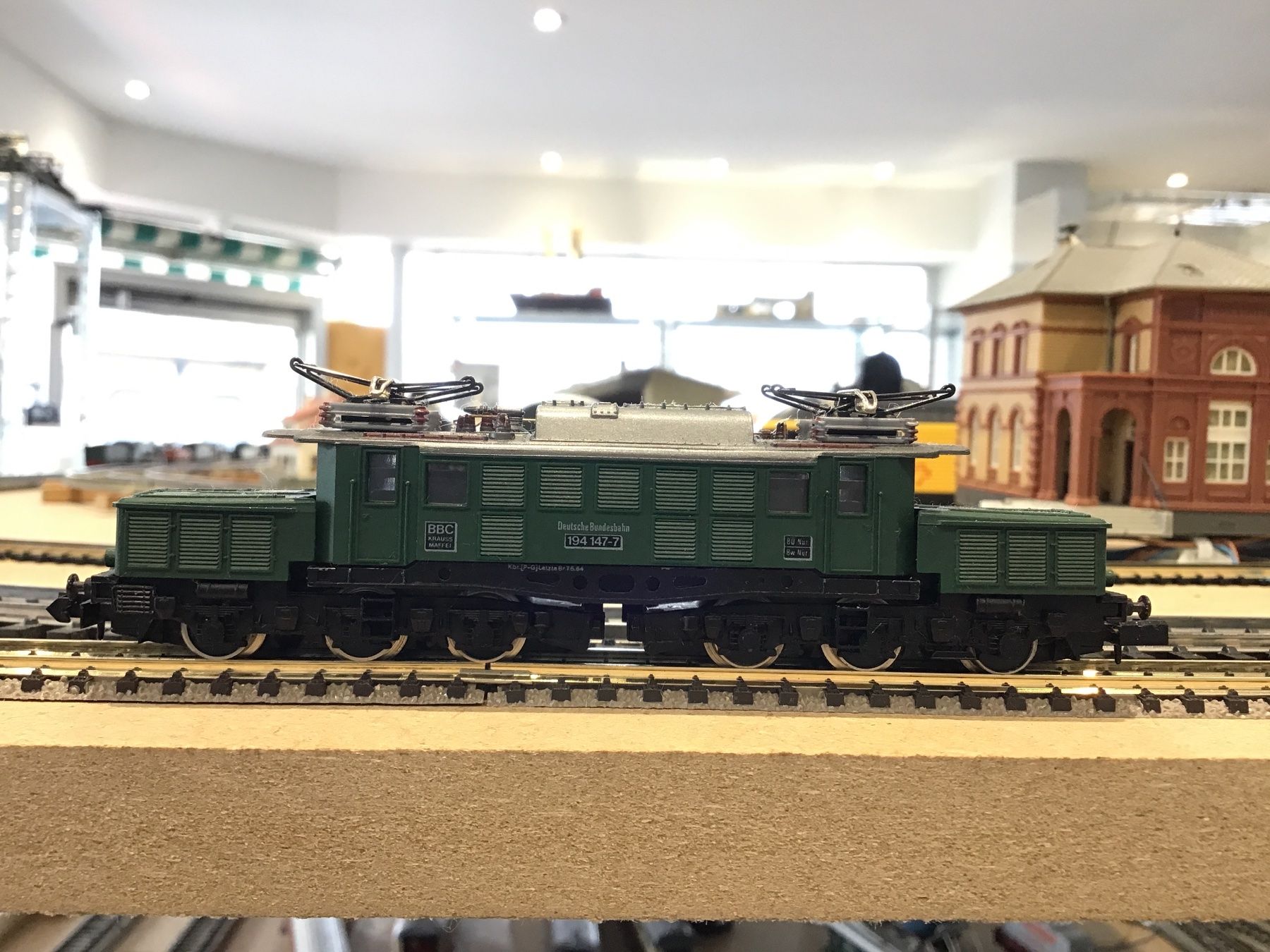 Trix Modellini di ferrovie: MINITRIX E-Lok BR 194 147-7, SPUR N – Usato da Männedorf venduto da Modell-Spezialisten 3