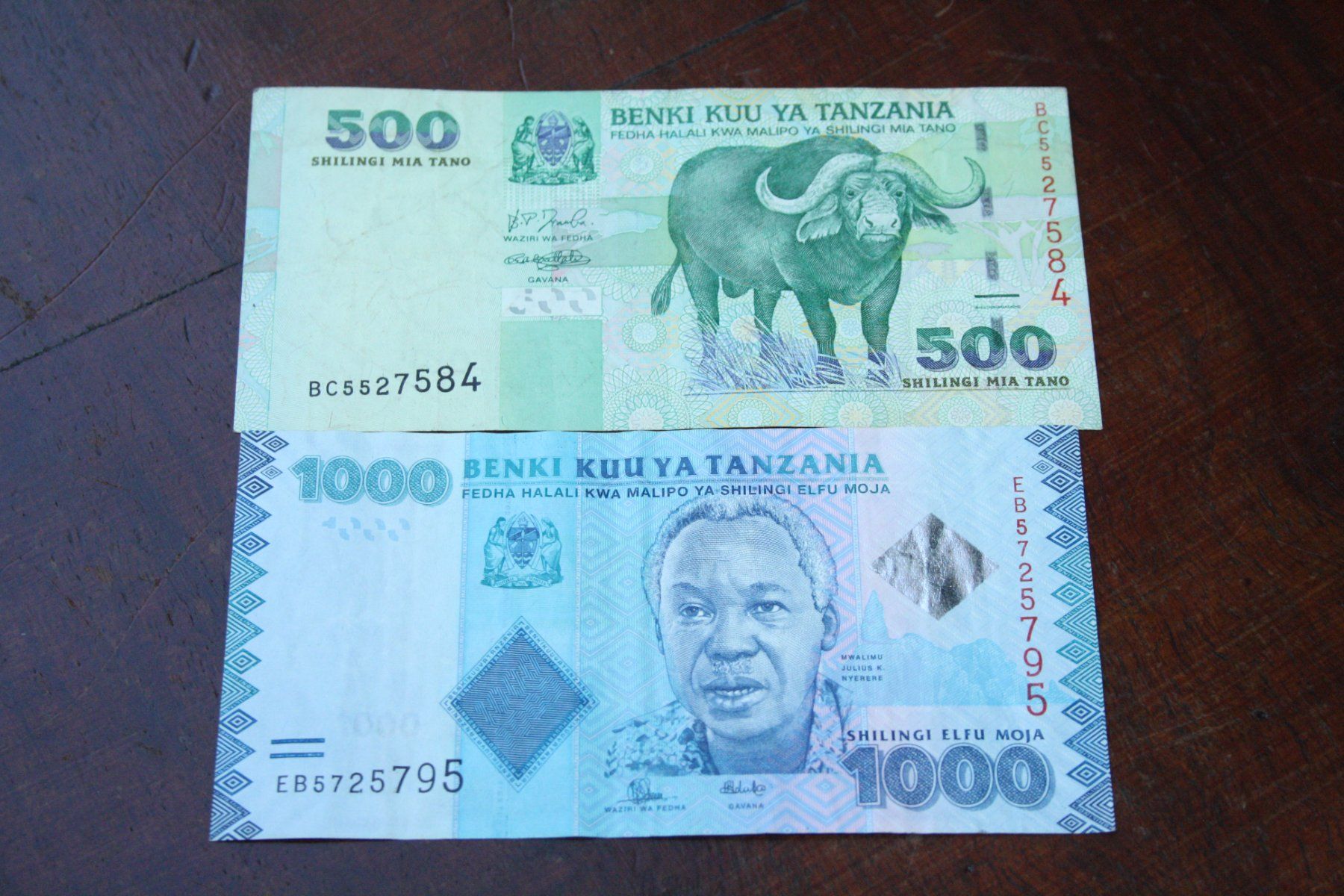Banknoten: Tanzanie  2 billets différents – Gebraucht aus Cormondrèche von Hermes.monnaies