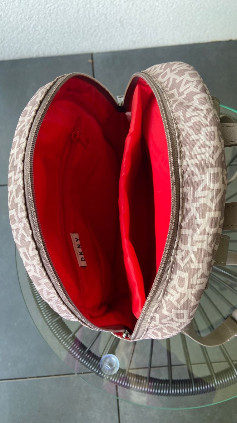 DKNY Zaini: DKNY Rucksack Sand-Beige Monogramm Anthrazit Plakette TOP – Usato da Zürich venduto da rja_8ypv 2
