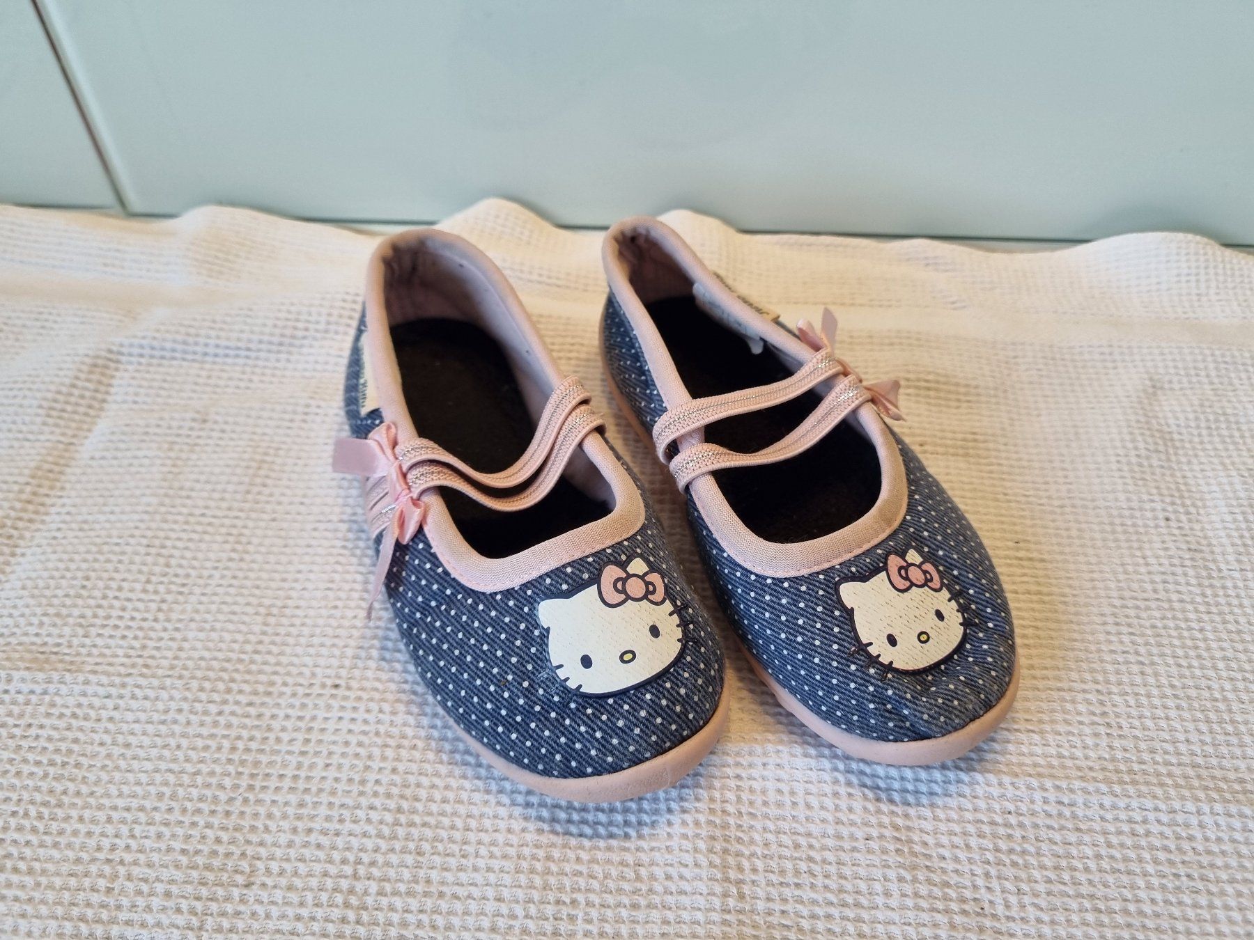 Hello Kitty Scarpe per ragazze: Hello Kitty Hausschuhe. Grösse ca. 24 – Usato da Hinterkappelen venduto da Anbal