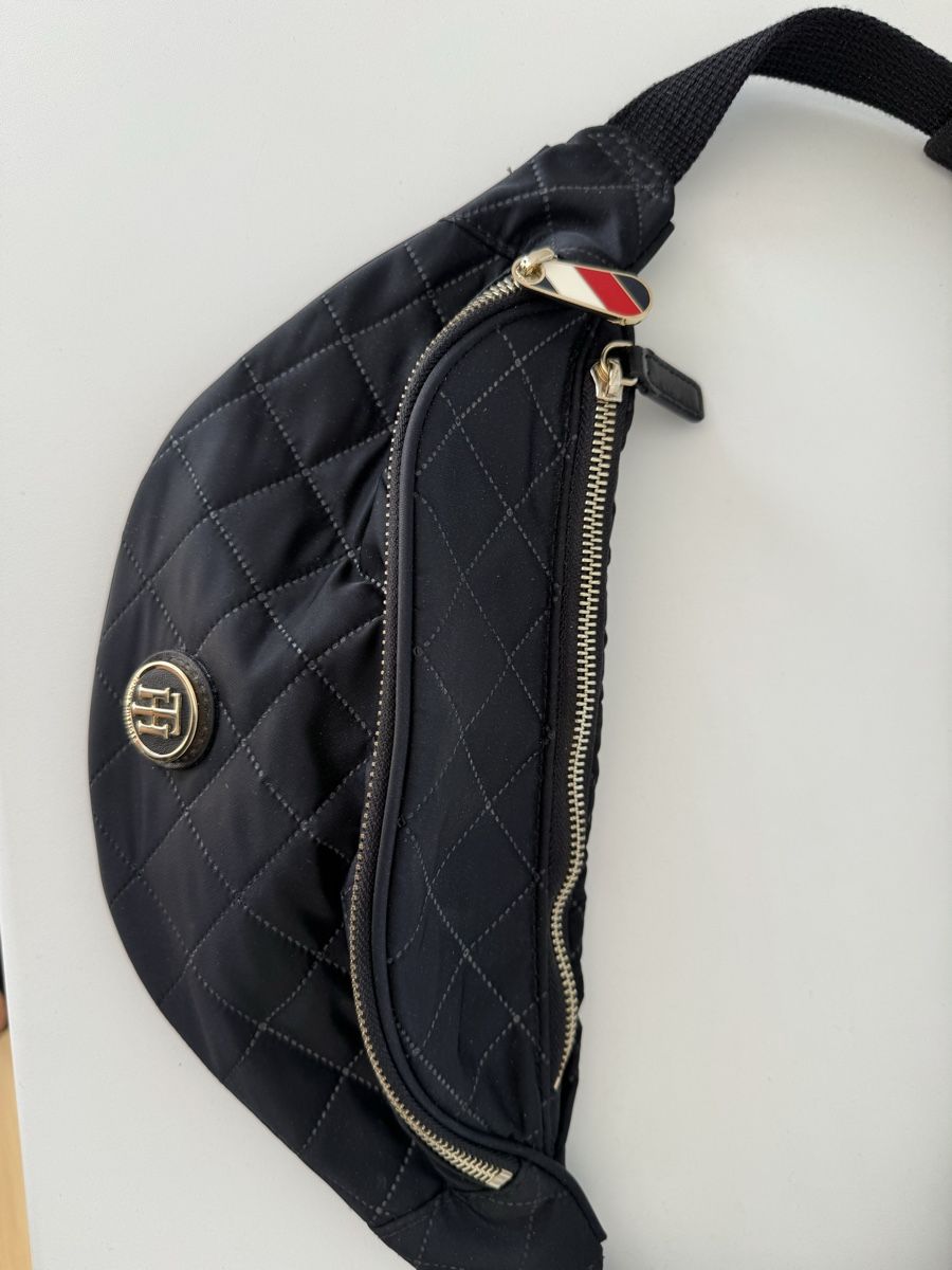 Tommy Hilfiger Taschen: Tommy Hilfiger Bauchtasche Crossover – Gebraucht aus Uzwil von K.Ya 1