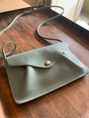 Umhängetäschchen von keecie aus Leder in dustyblue