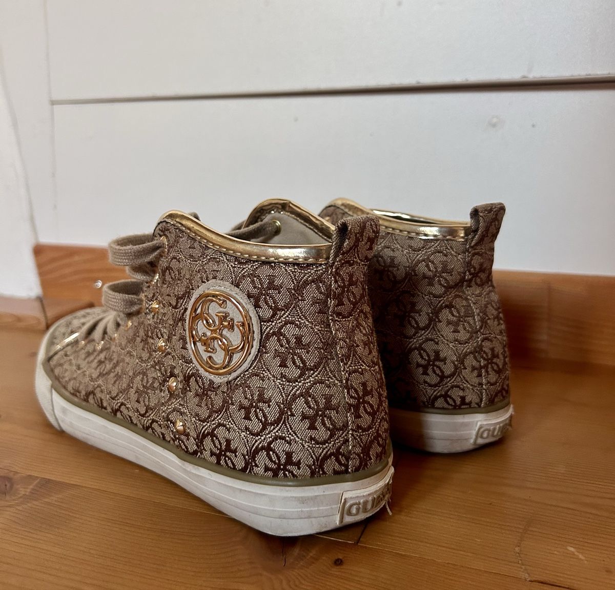Guess Scarpe da donna: Guess Sneakers  – Usato da Hochfelden venduto da AlexandraRosenberg 1