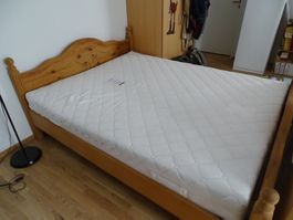Bett mit Matratze, Holz, gut erhalten, Frühling Schnäppchen!
