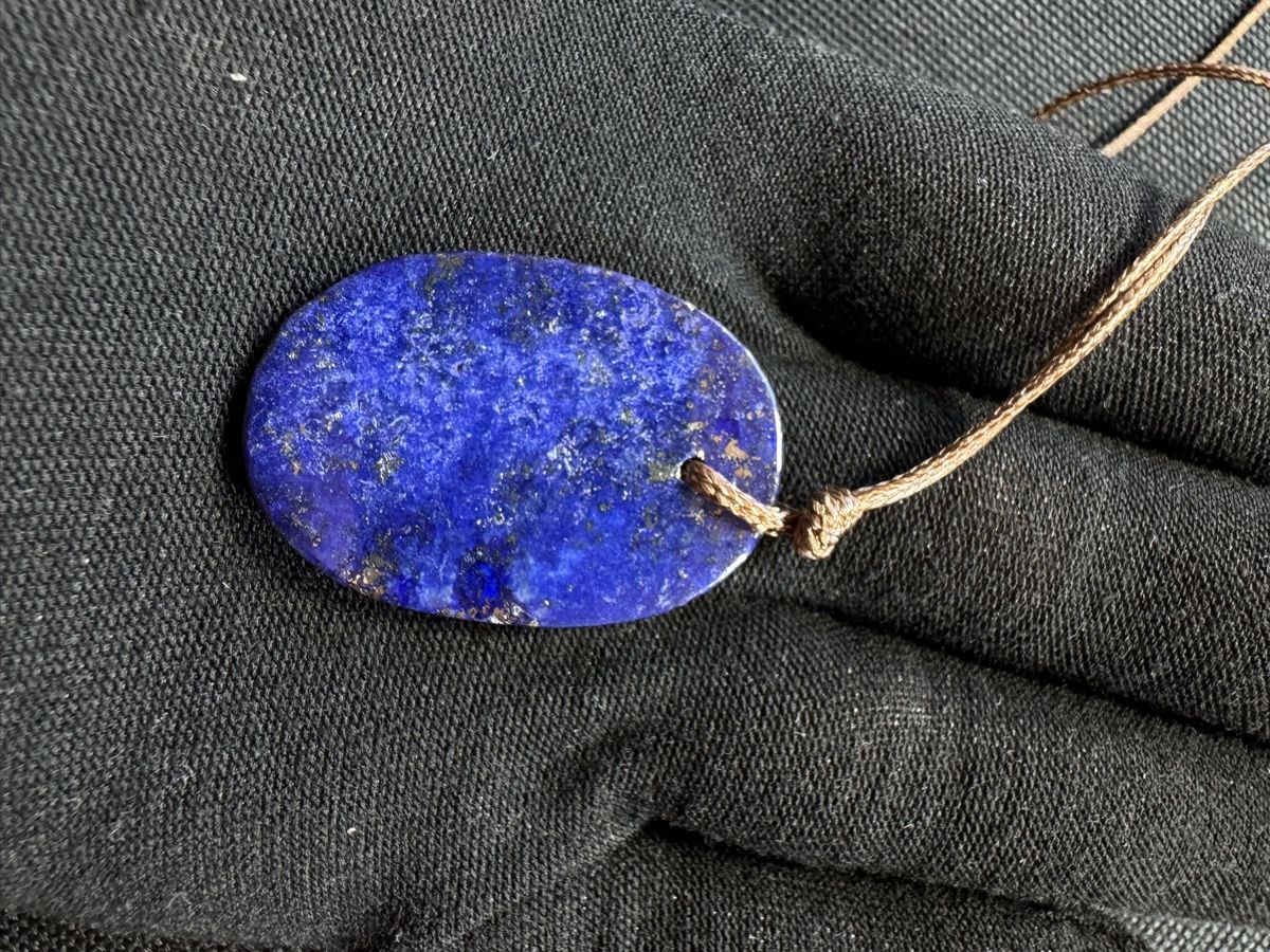 Anhänger: Lapislazuli, Cabochon, 47.30ct, 26.1x37.3mm – Neu und originalverpackt aus Wängi von Horus_Stone 2