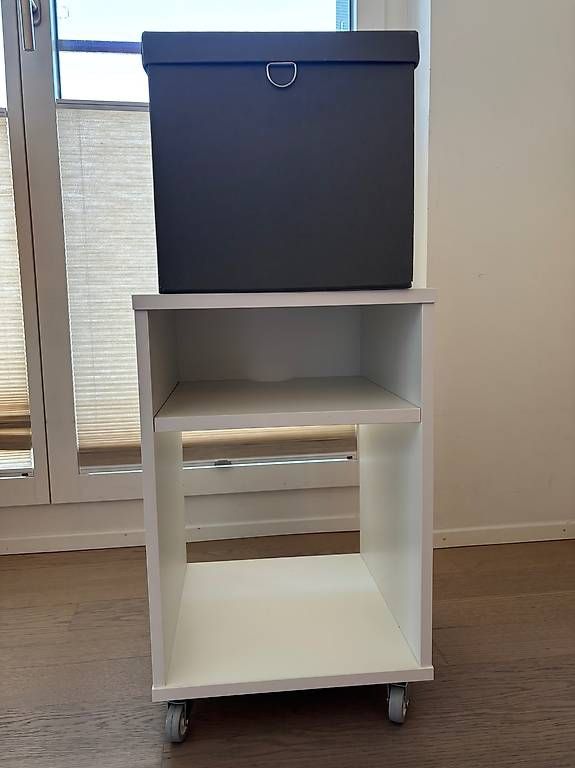 Ikea Banconi: Ikea VIHALS Ablagetisch weiss, 37x37 cm, mit Box – Usato da Zürich venduto da rem_8v6m 1