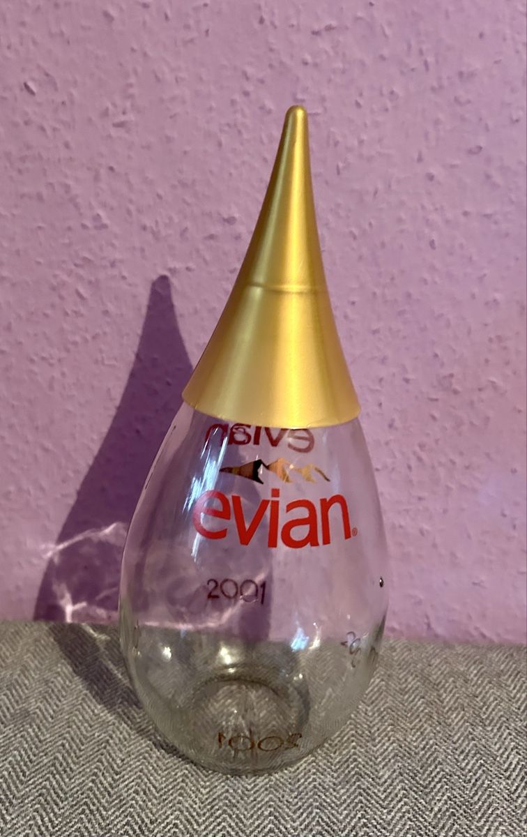 Sonstiges Geschirr & Gläser: Bouteille Evian édition limitée 2001 dorée – Gebraucht aus Petit-Lancy von Pierre_le_voyageur 1