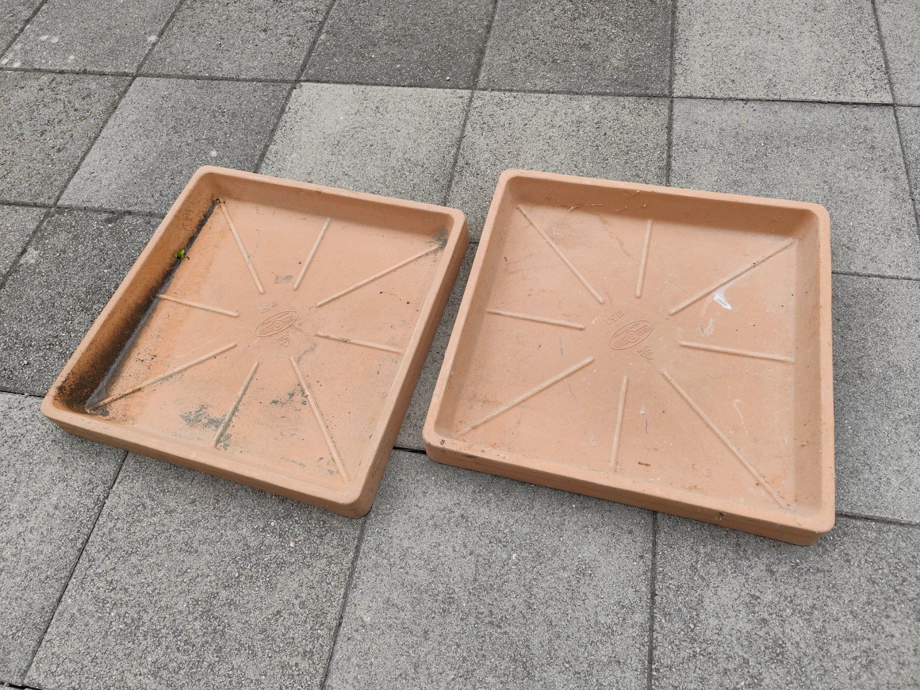 Piatti: Unterteller eckig aussen 54x54cm TERRA DI SIENA – Usato da Zürich venduto da Binbin8